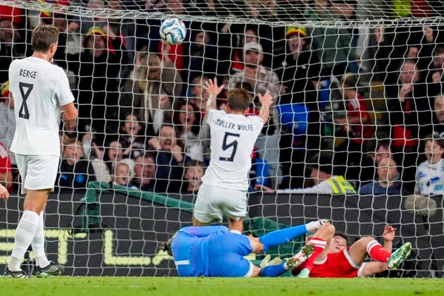 Soccer, Nations League: Wales vs. Norway, Nations League in Cardiff, Wales 20261001 Wales Daniel James scores the 1-1 equalizer past Norway s Orjan Haskjold Nyland during the international soccer match between Wales and Norway in the Nations League at Cardiff City Stadium. Photo: Lise Aserud, NTB, Cardiff, Wales. EDITORIAL USE ONLY. RESTRICTED USE FOR BETBETTING COMPANIES  Copyright: xLisexAserudxx xNTBx