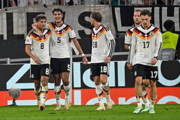 Tom Bischof of Germany 8 celebrates with the team after scoring the 1-0 goal on October 1, 2026 ¢ Soccer ¢ Nations League ¢ Germany vs. Serbia, Allianz Arena, Munich, Bavaria, Germany Copyright: xpepphotox xHorstxMauelshagenx pep00321, pep_20261001_hm