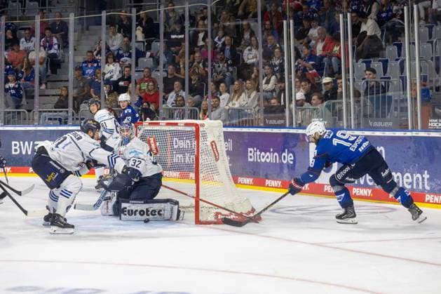 DEL, German Ice Hockey League, 2026–27 Season, Matchday 5: Adler Mannheim vs. Iserlohn Roosters. Luke Esposito, 19, Mannheim drives the puck dangerously toward the net. Copyright: xUdoxHerrmannx