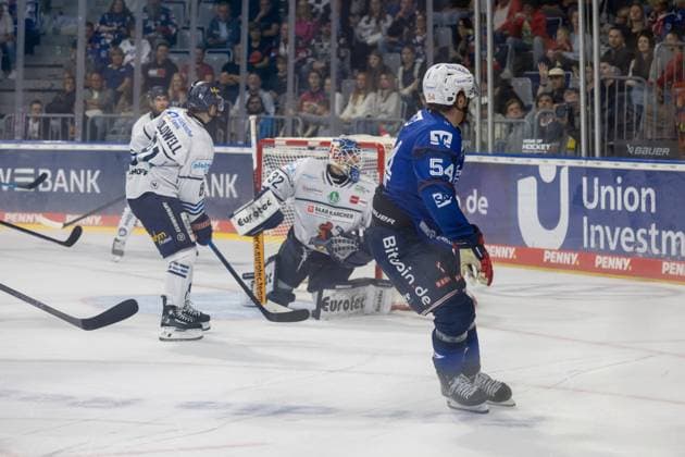 DEL, German Ice Hockey League, 2026–27 Season, Matchday 5: Adler Mannheim vs. Iserlohn Roosters; Jeremie Poirier, 54, scores Mannheim s 4-1 goal Copyright: xUdoxHerrmannx