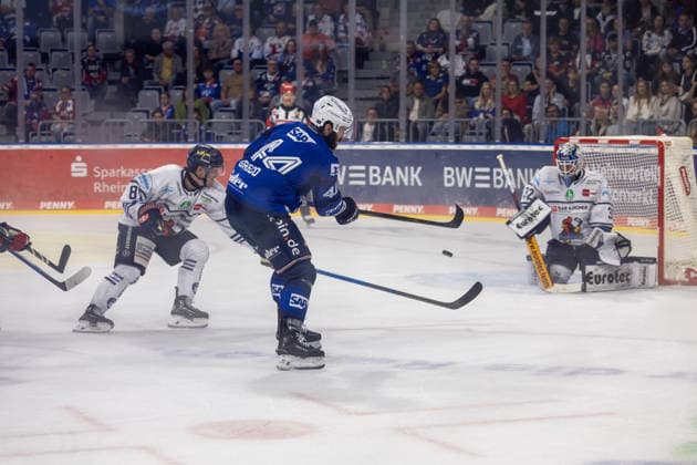 DEL, German Ice Hockey League, 2026–27 Season, Matchday 5: Adler Mannheim vs. Iserlohn Roosters Anthony Greco (44), Mannheim has a good scoring chance while shorthanded Copyright: xUdoxHerrmannx
