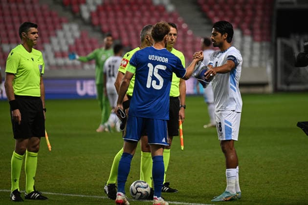 IPA89189493 - The captains exchange greetings at midfield during the Nations League, Matchday 3, League B, Group B3, between Israel and Kosovo on October 1, 2026, at Nagyerdei Stadion in Debrecen, Hungary  Copyright: xVincenzoxOrlando IPAxSportx xx IPA89189493