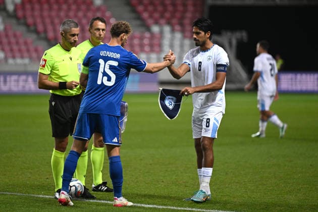 IPA89189489 - The captains exchange greetings at midfield during the Nations League, Matchday 3, League B Group B3, between Israel and Kosovo on October 1, 2026, at Nagyerdei Stadium in Debrecen, Hungary  Copyright: xVincenzoxOrlando IPAxSportx xx IPA89189489