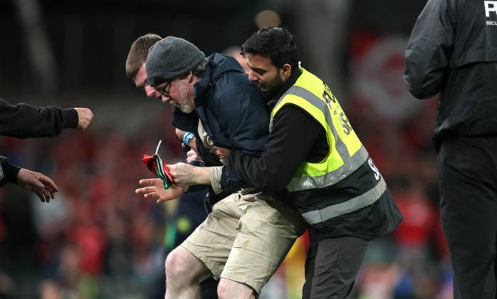 UEFA Nations League Group Stage, Aviva Stadium, Dublin 1 10 2026 Republic of Ireland vs Austria A pitch invader is removed by security as he unveils a Palestine flag A pitch invader is removed by security as he unveils a Palestine flag 1 10 2026  Copyright: xx NE1L5290