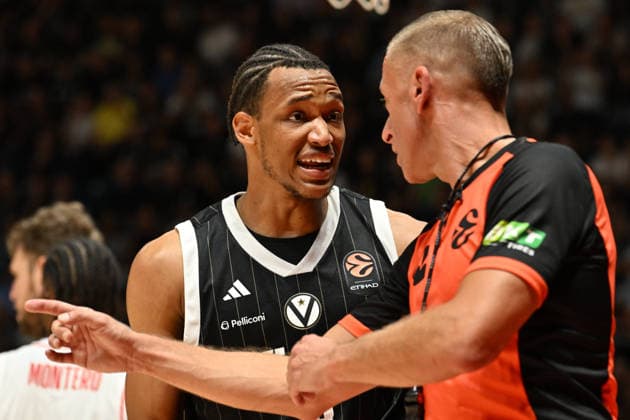 Virtus Bologna v Olympiacos Piraeus - Euroleague 2026 2027 Wendell Moore Jr. of Virtus Bologna discusses with a referee during the EuroLeague Basketball Championship 2026 2027, Matchday 3 of the Regular Season game between Virtus Bologna and Olympiacos Piraeus at PalaDozza in Bologna, Italy, on October 1, 2026. Bologna Italy  Copyright: xRobertoxTommasinix originalFilename:tommasini-virtusbo261001_nplYm.jpg