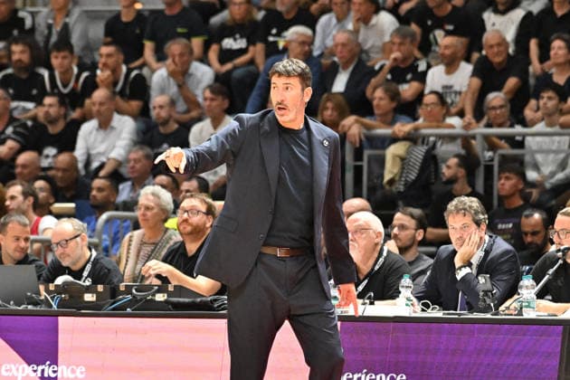 Virtus Bologna v Olympiacos Piraeus - Euroleague 2026 2027 Alex Mumbru, head coach of Virtus Bologna, is pictured during the EuroLeague Basketball Championship 2026 2027, Matchday 3 of the regular season game between Virtus Bologna and Olympiacos Piraeus at PalaDozza in Bologna, Italy, on October 1, 2026. Bologna Italy  Copyright: xRobertoxTommasinix originalFilename:tommasini-virtusbo261001_npuSq.jpg