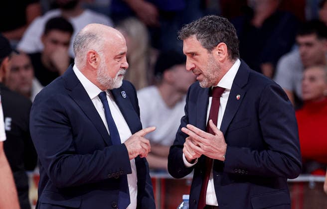 Crvena Zvezda v Efes, Euroleague, season 2026 2027, round 3 Belgrade, Serbia. 1th Oct, 2026. Crvena Zvezda s head coach Ibon Navarro (R) and Anadolu Efes head coach Pablo Laso during Euroleague basketball match between Crvena Zvezda (Red Star) and Anadolu Efes Istanbul on October 1. 2026. in Belgrade, Serbia. Belgrade Serbia Copyright: xPedjaxMilosavljevic STARSPORTx x2026x