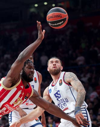 Crvena Zvezda v Efes, Euroleague, season 2026 2027, round 3 Belgrade, Serbia. 1th Oct, 2026. Crvena Zvezda s Semi Ojeleye and Anadolu Efes Mike James during Euroleague basketball match between Crvena Zvezda (Red Star) and Anadolu Efes Istanbul on October 1. 2026. in Belgrade, Serbia. Belgrade Serbia Copyright: xPedjaxMilosavljevic STARSPORTx x2026x