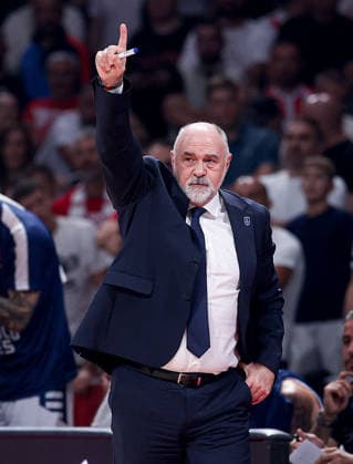 Crvena Zvezda v Efes, Euroleague, season 2026 2027, round 3 Belgrade, Serbia. 1th Oct, 2026. Anadolu Efes head coach Pablo Laso during Euroleague basketball match between Crvena Zvezda (Red Star) and Anadolu Efes Istanbul on October 1. 2026. in Belgrade, Serbia. Belgrade Serbia Copyright: xPedjaxMilosavljevic STARSPORTx x2026x