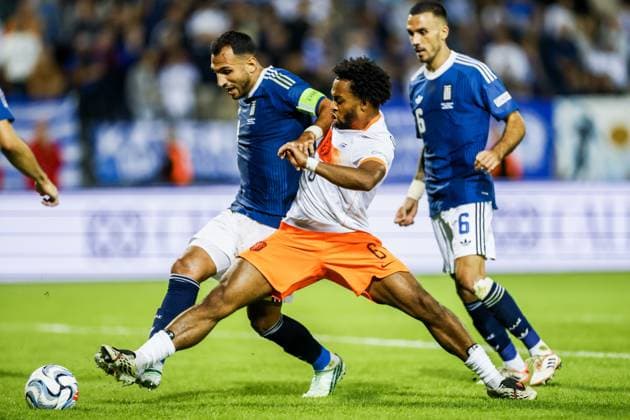 THESSALONIKI - Vangelis Pavlidis of Greece, Quinten Timber of the Netherlands (lr) during the UEFA Nations League match between Greece and the Netherlands at Toumba Stadium on 1 October 2026 in Greece. KOEN VAN WEEL ANP xVIxANPxSportx xxANPxIVx 571094696 originalFilename: 571094696.jpg
