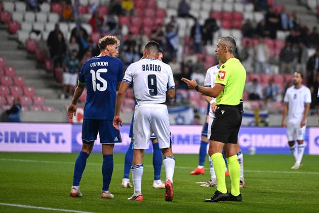 IPA89190107 - Mergim Vojvoda (Kosovo) and Tai Baribo (Israel) with the referee during the Nations League phase, Matchday 3, League B Group B3, between Israel and Kosovo on October 1, 2026, at Nagyerdei Stadium in Debrecen, Hungary  Copyright: xVincenzoxOrlando IPAxSportx xx IPA89190107
