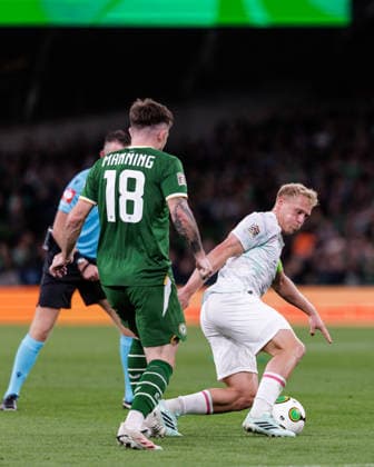 SOCCER - NL, IRL vs AUT DUBLIN,IRELAND,01.OCT.26 - SOCCER - UEFA Nations League, OEFB international match, Länderspiel, Nationalmannschaft Ireland vs Austria. Image shows Ryan Manning (IRL) and Xaver Schlager (AUT).  GEPAxpictures xArminxRauthner
