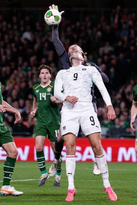 SOCCER - NL, IRL vs AUT DUBLIN,IRELAND,01.OCT.26 - SOCCER - UEFA Nations League, OEFB international match, Länderspiel, Nationalmannschaft Ireland vs Austria. Image shows Sasa Kalajdzic (AUT) and Caoimhin Kelleher (IRL).  GEPAxpictures xArminxRauthner