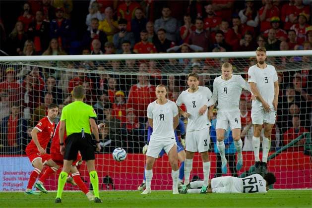 RECORD DATE NOT STATED Football - UEFA Nations League - Group A4 - Wales v Norway CARDIFF, WALES - Thursday, October 1, 2026: Wales Neco Williams scores his side s second goal with a free kick during the UEFA Nations League Group A4 Matchday 3 match between Wales and Norway at the Cardiff City Stadium. (Photo by David Rawcliffe Propaganda) CARDIFF Cardiff City Stadium CARDIFF WALES  Copyright: xDavidxRawcliffex 2026-10-01-Wales_v_Norway-062