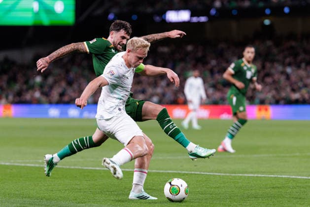 SOCCER - NL, IRL vs AUT DUBLIN,IRELAND,01.OCT.26 - SOCCER - UEFA Nations League, OEFB international match, Länderspiel, Nationalmannschaft Ireland vs Austria. Image shows Troy Parrott (IRL) and Xaver Schlager (AUT).  GEPAxpictures xArminxRauthner
