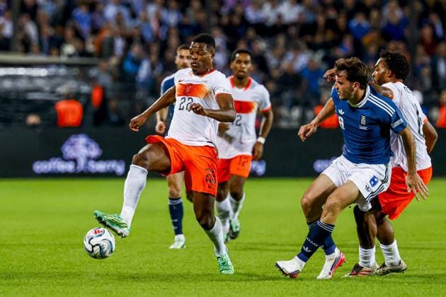 THESSALONIKI - Denzel Dumfries of the Netherlands dribbles with the ball under pressure from Dimitris Kourbelis of Greece during the UEFA Nations League match between Greece and the Netherlands at the Toumba Stadium on 1 October 2026 in Thessaloniki, Greece. MARCEL TER BALS ANP UEFA Nations League 2026 27 xVIxANPxSportx xMarcelxterxBalsxIVx 571096110 originalFilename: 571096110.jpg
