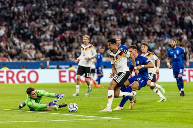 MUNICH, GERMANY - OCTOBER 01: Aleksandar Pavlovic (Germany, 5) shooting the ball with Djordje Petrovic (Serbia, 1) defending during the UEFA Nations League match between Germany vs. Serbia at Allianz Arena on matchday 3 of the UEFA Nations League on October 01, 2026 in Munich, Germany. Bavaria Germany Copyright: xSteffiexWunderlx