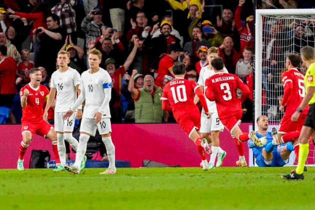 Soccer, Nations League: Wales vs. Norway, Nations League in Cardiff, Wales 20261001 Wales’ Neco Williams celebrates the 2-1 lead after scoring on a free kick, while Norway’s Martin Ødegaard and Marcus Holmgren Pedersen look on in despair during the international soccer match between Wales and Norway in the Nations League at Cardiff City Stadium. Photo: Lise Aserud, NTB, Cardiff, Wales EDITORIAL USE ONLY; RESTRICTED USE FOR BETTING COMPANIES  Copyright: xLisexAserudxx xNTBx