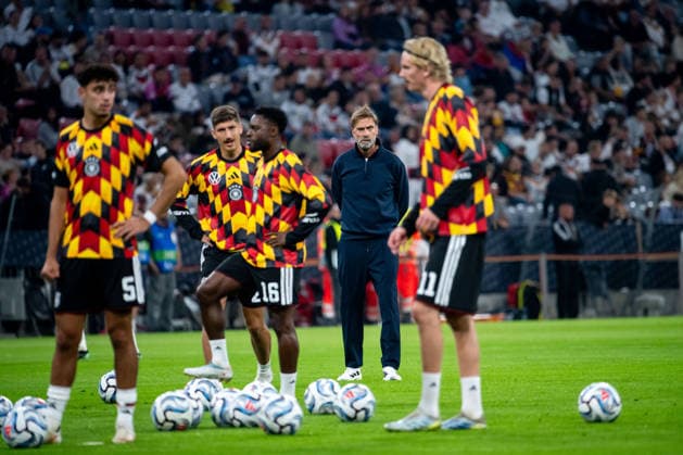 October 1, 2026, GER, Soccer, Men s, UEFA Nations League International Match, League A, Matchday 3, Germany vs. Serbia Jürgen Klopp, Germany, National Team Coach; in front of him, Nick Woltemade, Germany, 11; Ridle Baku, Germany, 16; Aleksandar Pavlovic, Germany, 5, during warm-ups at the Allianz Arena in Munich, Bavaria, Germany Copyright: xNordphoto Memmlerx