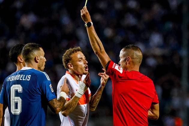 THESSALONIKI - Referee Marco Guida shows a yellow card to Noa Lang of the Netherlands during the UEFA Nations League match between Greece and the Netherlands at the Toumba Stadium on 1 October 2026 in Thessaloniki, Greece. MARCEL TER BALS ANP UEFA Nations League 2026 27 xVIxANPxSportx xMarcelxterxBalsxIVx 571100919 originalFilename: 571100919.jpg