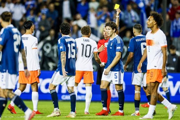 THESSALONIKI - Referee Marco Guida (ITA) gives Noa Lang of the Netherlands a yellow card during the UEFA Nations League match between Greece and the Netherlands at Toumba Stadium on October 1, 2026, in Greece. KOEN VAN WEEL ANP xVIxANPxSportx xxANPxIVx 571100913 originalFilename: 571100913.jpg