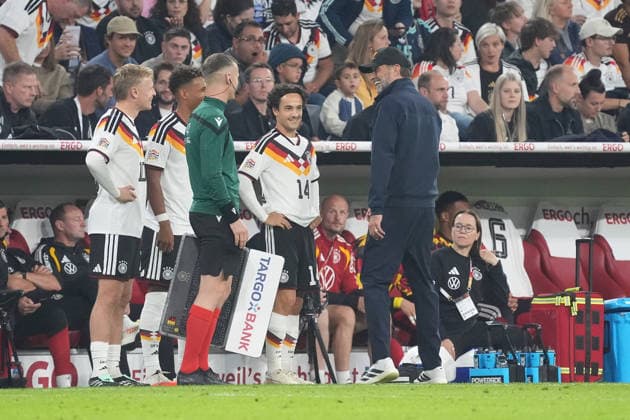 Mika Baur (Germany) becomes the 1,000th player to make his debut in the history of the DFB and is congratulated by national team coach Jürgen Klopp (Germany). Munich, October 1, 2026. Germany vs. Serbia, UEFA Nations League, Matchday 3, Allianz Arena