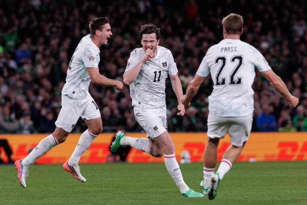 SOCCER - NL, IRL vs AUT DUBLIN,IRELAND,01.OCT.26 - SOCCER - UEFA Nations League, OEFB international match, Länderspiel, Nationalmannschaft Ireland vs Austria. Image shows the rejoicing of Maximilian Woeber, Michael Gregoritsch and Alexander Prass (AUT).  GEPAxpictures xArminxRauthner
