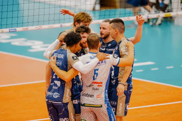 VOLLEYBALL - Coppa Pallavolo Senza Confini HARTBERG,AUSTRIA,01.OCT.26 - VOLLEYBALL - Coppa Pallavolo Senza Confini, TSV Hartberg vs Verona Volley. Image shows the rejoicing of Hartberg.  GEPAxpictures xRomanxKoenigshofer