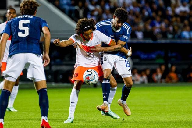 THESSALONIKI - Gjivai Zechiel of the Netherlands battles for possession with Konstantinos Karetsas of Greece during the UEFA Nations League match between Greece and the Netherlands at the Toumba Stadium on 1 October 2026 in Thessaloniki, Greece. MARCEL TER BALS ANP UEFA Nations League 2026 27 xVIxANPxSportx xMarcelxterxBalsxIVx 571101663 originalFilename: 571101663.jpg