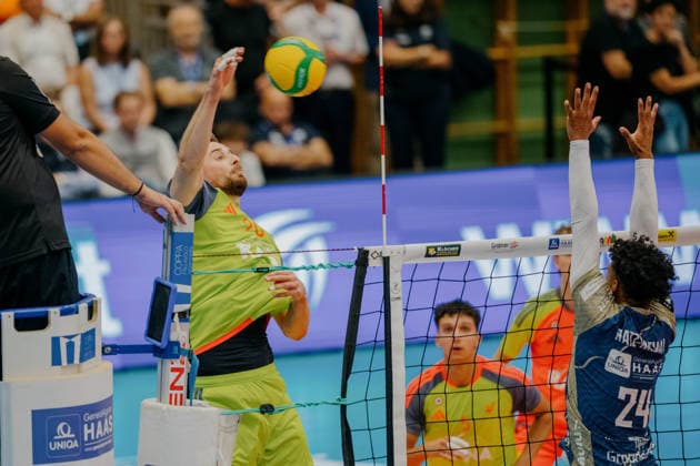 VOLLEYBALL - Coppa Pallavolo Senza Confini HARTBERG,AUSTRIA,01.OCT.26 - VOLLEYBALL - Coppa Pallavolo Senza Confini, TSV Hartberg vs Verona Volley. Image shows Paul Buchegger (Verona) and Daniel Ratz-Michal (Hartberg).  GEPAxpictures xRomanxKoenigshofer