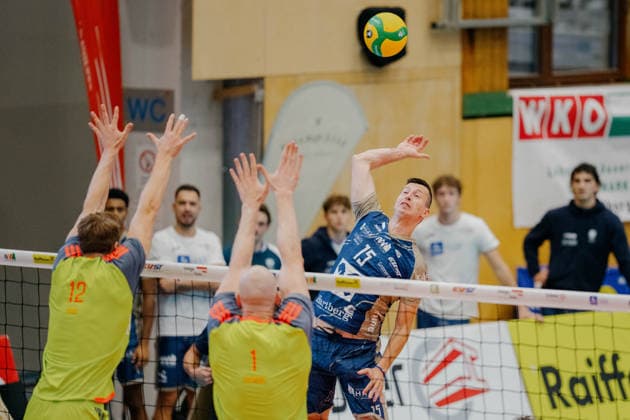 VOLLEYBALL - Coppa Pallavolo Senza Confini HARTBERG,AUSTRIA,01.OCT.26 - VOLLEYBALL - Coppa Pallavolo Senza Confini, TSV Hartberg vs Verona Volley. Image shows Lukas Glatz, Aiden Zingel (Verona) and Dorde Knezevic (Hartberg).  GEPAxpictures xRomanxKoenigshofer