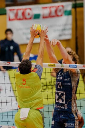 VOLLEYBALL - Coppa Pallavolo Senza Confini HARTBERG,AUSTRIA,01.OCT.26 - VOLLEYBALL - Coppa Pallavolo Senza Confini, TSV Hartberg vs Verona Volley. Image shows Kellian Motta Paes (Verona) and Richard Hensel (Hartberg).  GEPAxpictures xRomanxKoenigshofer