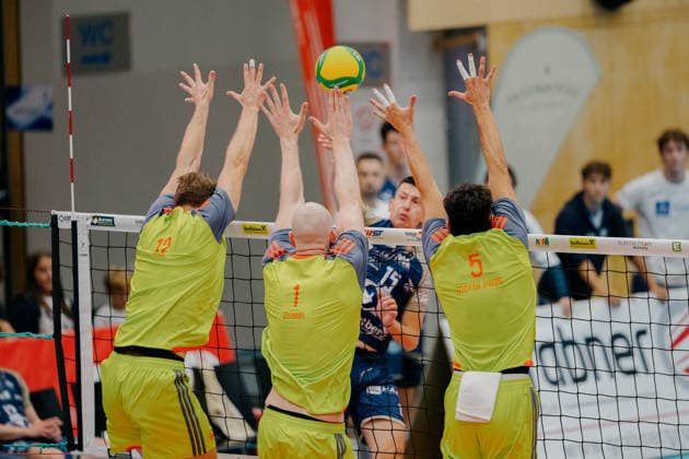 VOLLEYBALL - Coppa Pallavolo Senza Confini HARTBERG,AUSTRIA,01.OCT.26 - VOLLEYBALL - Coppa Pallavolo Senza Confini, TSV Hartberg vs Verona Volley. Image shows Anders Mol, Aiden Zingel, Dorde Knezevic (Hartberg) and Kellian Motta Paes (Verona).  GEPAxpictures xRomanxKoenigshofer