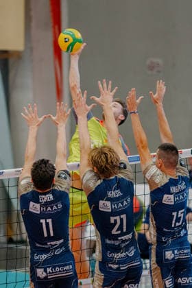VOLLEYBALL - Coppa Pallavolo Senza Confini HARTBERG,AUSTRIA,01.OCT.26 - VOLLEYBALL - Coppa Pallavolo Senza Confini, TSV Hartberg vs Verona Volley. Image shows Clemens Ecker, Richard Hensel (Hartberg), Anders Mol (Verona) and Dorde Knezevic (Hartberg).  GEPAxpictures xRomanxKoenigshofer