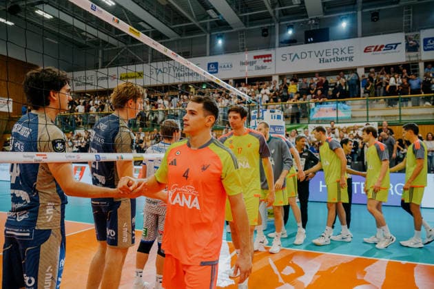 VOLLEYBALL - Coppa Pallavolo Senza Confini HARTBERG,AUSTRIA,01.OCT.26 - VOLLEYBALL - Coppa Pallavolo Senza Confini, TSV Hartberg vs Verona Volley. Image shows both teams and the fans.  GEPAxpictures xRomanxKoenigshofer