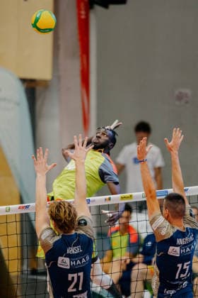 VOLLEYBALL - Coppa Pallavolo Senza Confini HARTBERG,AUSTRIA,01.OCT.26 - VOLLEYBALL - Coppa Pallavolo Senza Confini, TSV Hartberg vs Verona Volley. Image shows Richard Hensel (Hartberg), Noumory Keita (Verona) and Dorde Knezevic (Hartberg).  GEPAxpictures xRomanxKoenigshofer