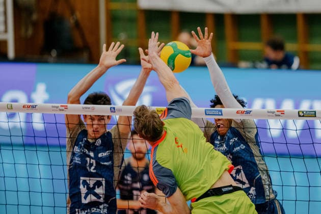 VOLLEYBALL - Coppa Pallavolo Senza Confini HARTBERG,AUSTRIA,01.OCT.26 - VOLLEYBALL - Coppa Pallavolo Senza Confini, TSV Hartberg vs Verona Volley. Image shows Stefan Muelleder (Hartberg), Lukas Glatz (Verona) and Daniel Ratz-Michal (Hartberg).  GEPAxpictures xRomanxKoenigshofer