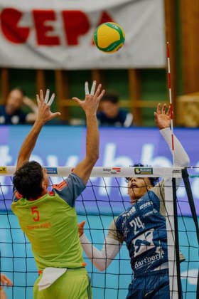 VOLLEYBALL - Coppa Pallavolo Senza Confini HARTBERG,AUSTRIA,01.OCT.26 - VOLLEYBALL - Coppa Pallavolo Senza Confini, TSV Hartberg vs Verona Volley. Image shows Kellian Motta Paes (Verona) and Daniel Ratz-Michal (Hartberg).  GEPAxpictures xRomanxKoenigshofer