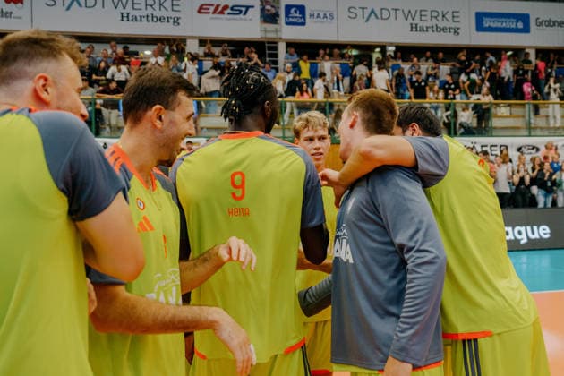 VOLLEYBALL - Coppa Pallavolo Senza Confini HARTBERG,AUSTRIA,01.OCT.26 - VOLLEYBALL - Coppa Pallavolo Senza Confini, TSV Hartberg vs Verona Volley. Image shows the rejoicing of Verona.  GEPAxpictures xRomanxKoenigshofer