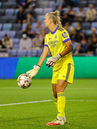 MANCHESTER, ENGLAND - October 1: Goalkeeper Merle Frohms of Real Madrid with the ball during the UEFA Womens Champions League match between Manchester City and Real Madrid at Joie Stadium on October 1, 2026 in Manchester, England. (Photo by Natalie Mincher Sports Press Photo SPP) Copyright: xNataliexMincher SPPx Sportspressphoto_SPR243492