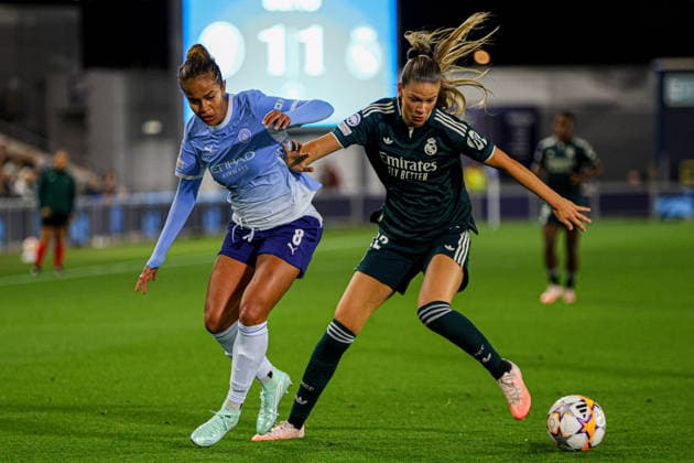 MANCHESTER, ENGLAND - October 1: Mary Fowler of Manchester City and Bella Andersson of Real Madrid battle for the ball during the UEFA Womens Champions League match between Manchester City and Real Madrid at Joie Stadium on October 1, 2026 in Manchester, England. (Photo by Natalie Mincher Sports Press Photo SPP) Copyright: xNataliexMincher SPPx Sportspressphoto_SPR243516