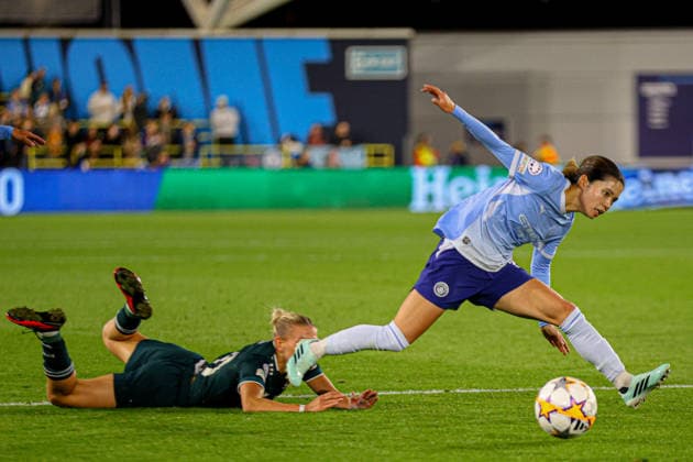 MANCHESTER, ENGLAND - October 1: Yui Hasegawa of Manchester City tries to stay on her feet during the UEFA Womens Champions League match between Manchester City and Real Madrid at Joie Stadium on October 1, 2026 in Manchester, England. (Photo by Natalie Mincher Sports Press Photo SPP) Copyright: xNataliexMincher SPPx Sportspressphoto_SPR243518