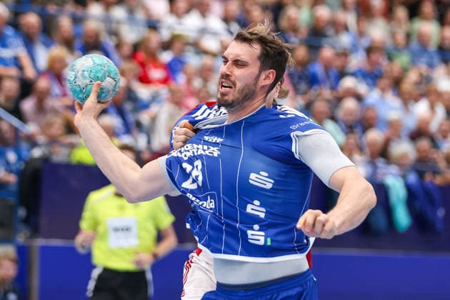 October 1, 2026, xkwix, Handball, Handball Bundesliga, TBV Lemgo Lippe vs. HC Hamburg, PHOENIX CONTACT Arena, Matchday 7, 2026–2027 Season: Martin Hovde of HC Hamburg 81 in a one-on-one battle against Hendrik Wagner of TBV Lemgo Lippe 28. Photo by xKamilxWilkowskixPressefotoKochx, North Rhine-Westphalia, Germany