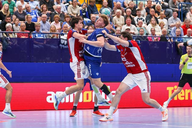 October 1, 2026, xkwix, Handball, Handball Bundesliga, TBV Lemgo Lippe vs. HC Hamburg, PHOENIX CONTACT arena, Matchday 7, 2026–2027 season: Lukas Hutecek of TBV Lemgo Lippe 2 in a duel against Jan Christian Schmidt of HC Hamburg 42 and Elias Kofler of HC Hamburg 6. Photo by xKamilxWilkowskixPressefotoKochx, North Rhine-Westphalia, Germany