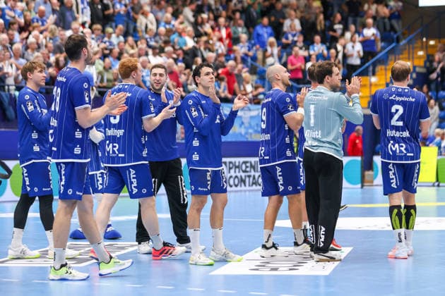 October 1, 2026, xkwix, Handball, Handball Bundesliga, TBV Lemgo vs. Lippe HC Hamburg, PHOENIX CONTACT arena, Matchday 7, 2026–2027 season. The winning team from Lemgo claps and celebrates with the fans. Photo: xKamilxWilkowskixPressefotoKochx, North Rhine-Westphalia, Germany