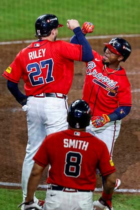 Atlanta Braves second baseman Ozzie Albies (1) celebrates his home run with Atlanta Braves third baseman Austin Riley (27) in the fourth inning against the Philadelphia Phillies in game three of the MLB, Baseball Herren, USA National League Wild Card round at Truist Park in Atlanta, Georgia on Thursday, October 1, 2026.  ATL20261001314 MIKExZARRILLI