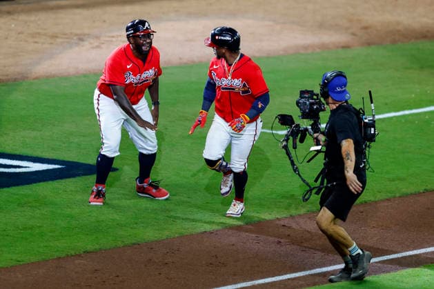 Atlanta Braves second baseman Ozzie Albies (1) celebrates his home run with third base coach Tommy Watkins in the fourth inning against the Philadelphia Phillies .in game three of the MLB, Baseball Herren, USA National League Wild Card round at Truist Park in Atlanta, Georgia on Thursday, October 1, 2026.  ATL20261001312 MIKExZARRILLI