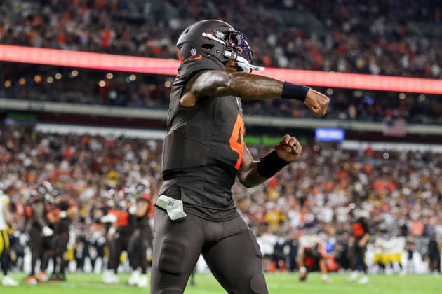 CLEVELAND, OH - OCTOBER 01: Cleveland Browns quarterback Deshaun Watson (4) celebrates after Cleveland Browns running back Quinshon Judkins (10) (not pictured) scored on a 2-yard run during the second quarter of the National Football League game between the Pittsburgh Steelers and Cleveland Browns on October 1, 2026, at Huntington Bank Field in Cleveland, OH. (Photo by Frank Jansky Icon Sportswire) NFL, American Football Herren, USA OCT 01 Steelers at Browns EDITORIAL USE ONLY Icon261001009