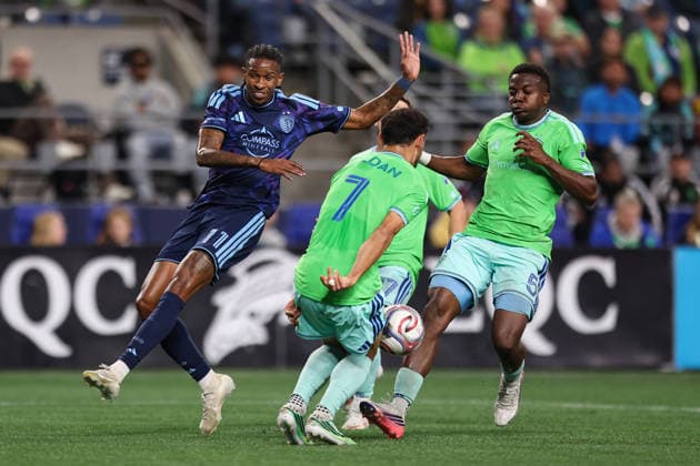 SEATTLE, WA - OCTOBER 01: Cristian Roldan 7 of the Seattle Sounders blocks a shot by AndrÃ Luiz 11 of Sporting Kansas City during a game between Sporting Kansas City and the Seattle Sounders on October 1, 2026 at Lumen Field in Seattle, Washington. (Photo by Henry Rodenburg Icon Sportswire) SOCCER: OCT 01 MLS, Fussball Herren, USA Seattle Sounders FC vs Sporting Kansas City EDITORIAL USE ONLY Icon26100103