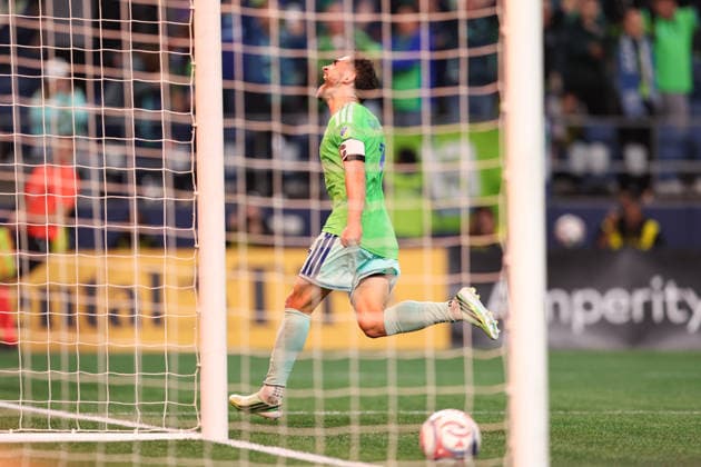 SEATTLE, WA - OCTOBER 01: Cristian Roldan 7 of the Seattle Sounders reacts after scoring a goal during a game between Sporting Kansas City and the Seattle Sounders on October 1, 2026 at Lumen Field in Seattle, Washington. (Photo by Henry Rodenburg Icon Sportswire) SOCCER: OCT 01 MLS, Fussball Herren, USA Seattle Sounders FC vs Sporting Kansas City EDITORIAL USE ONLY Icon26100117